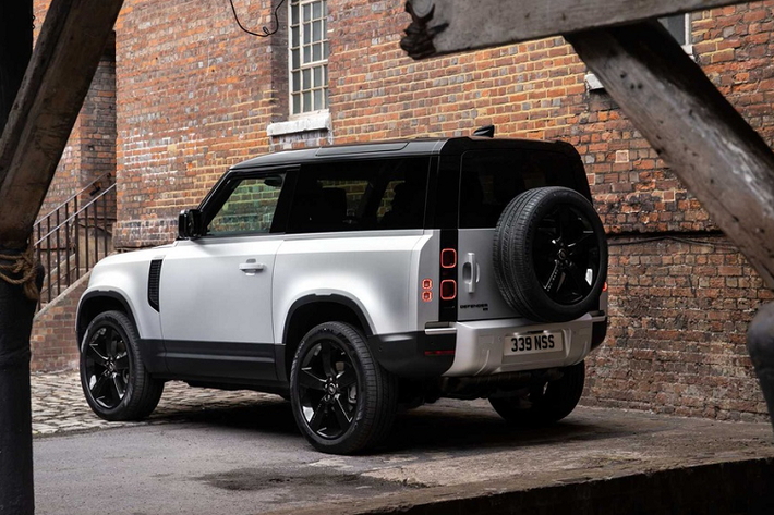Cụ thể, Land Rover Defender 2021 mới có thêm phiên bản X-Dynamic, được định vị nằm giữa Defender tiêu chuẩn và Defender X. Phiên bản này có ốp vòm lốp sơn đen bóng, tấm bảo vệ gầm trước sau và lưới tản nhiệt màu xám Silicon Satin. Bên trong, xe sử dụng bộ ghế da nhân tạo Robustec với độ bền được cải thiện.