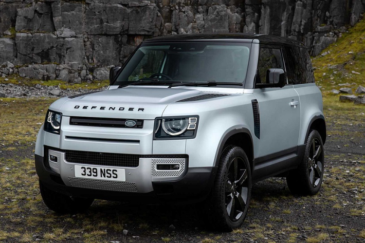 Dù chỉ mới ra mắt cuối năm 2019, Mẫu SUV hạng sang Land Rover Defender thế hệ thứ hai (L663) đã nhanh chóng đón nhận bản nâng cấp giữa vòng đời. Defender 2021 không có nhiều thay đổi về thiết kế nội/ngoại thất. Xe được bổ sung một số phiên bản mới.