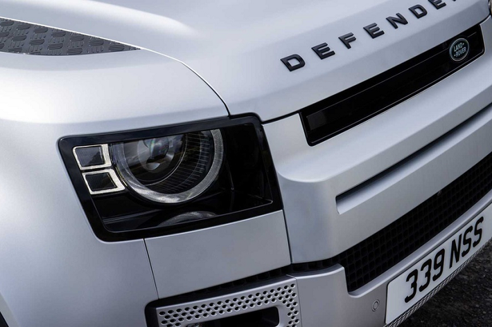 Nhờ vậy, Defender 90 có khả năng vận hành linh hoạt và phù hợp hơn với những khách hàng chủ yếu di chuyển trong đô thị.
