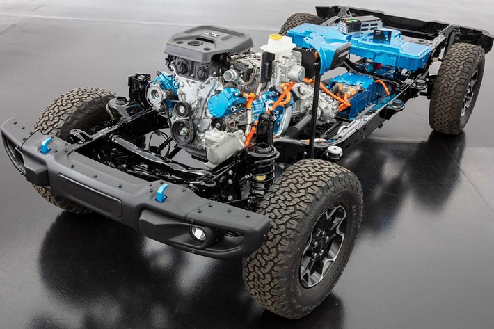 Để so sánh, bản Wrangler V6 có 285 mã lực và 353 Nm mô-men xoắn cực đại, trong khi bản động cơ tăng áp 4 xi lanh có 270 mã lực và 400 Nm mô-men xoắn cực đại. Còn bản V6 EcoDiesel 3.0 lít thì cung cấp 260 mã lực và 599 Nm mô-men xoắn cực đại. Ấn tượng hơn nữa, hệ truyền động plug-in mới có thể di chuyển 40 km thuần bằng điện và cung cấp chỉ số tiêu thụ nhiên liệu 4,7 lít/100 km. Jeep Wrangler 4xe chỉ có duy nhất một tùy chọn hộp số là loại TorqueFlite tự động 8 cấp.