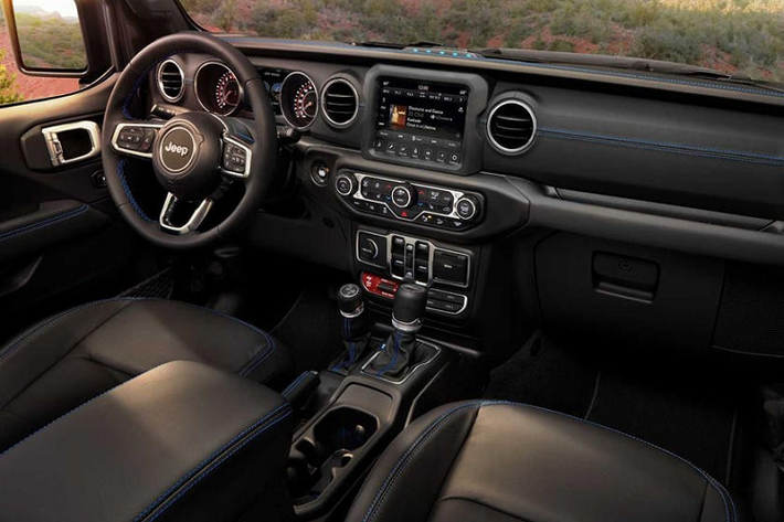 Với hệ truyền động hybrid mới, khả năng off-road của của Wrangler sẽ còn trở nên lợi hại hơn nữa khi hệ dẫn động 4x4 có thể nhận lực mô-men xoắn ngay lập tức nhờ mô tơ điện, cho phép kiểm soát chuẩn xác hơn đối với việc leo dốc và vượt qua đá tảng. Các tài xế sẽ không còn cần đợi động cơ tăng vòng tua để khiến lốp chuyển động nữa.
