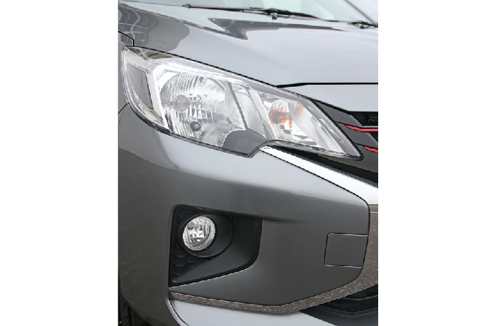 Mở cửa xe, Mitsubishi Mirage 2020 mới xuất hiện với một khoang nội thất thanh lịch và đầy đủ trang bị hơn. Danh sách này bao gồm các viền cửa và nút điều khiển mới, đồng hồ tốc độ với độ tương phản và sắc nét cao cũng như các bề mặt chất liệu mới.