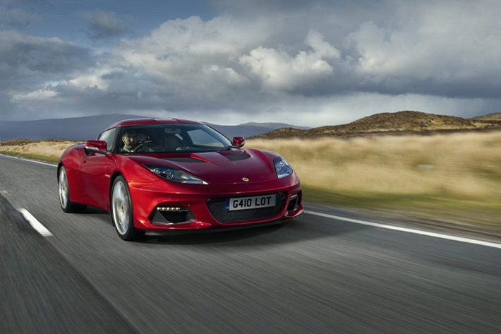 Với phiên bản này, chiếc Lotus Evora GT410 mới sẽ thiên về vận hành trên phố để sử dụng hàng ngày hơn là được trang bị những món đồ chơi đắt tiền nhằm vận hành trên đường đua. Không còn nữa bộ ghế đua với thiết kế cố định, Lotus trang bị cho Evora GT410 bộ ghế thể thao Sparco với chức năng sưởi.