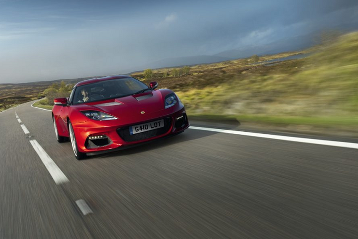 Ngoài ra, nhiều trang bị phổ thông khác trên xe thể thao Lotus Evora GT410 mới như hệ thống điều hòa, kiểm soát hành trình, cảm biến đỗ xe, hệ thống thông tin giải trí tích hợp kết nối Apple Car Play, hệ thống âm thanh DAB cũng được trang bị. Lotus cũng cải thiện khả năng cách âm cửa xe nhằm tạo không gian yên tĩnh hơn bên trong khoang lái.
