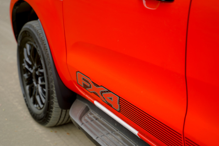 Mẫu xe bán tải Ford Ranger FX4 thế hệ mới sở hữu thiết kế năng động và hấp dẫn hơn so với các phiên bản XLS hay XLT, thậm chí nó còn trông thể thao hơn phiên bản Wildtrak cao cấp.