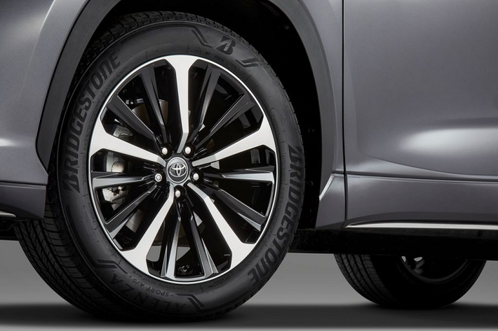 Mở cửa bước vào bên trong, những thay đổi trên khu vực nội thất của SUV Toyota Highlander 2021 mới khá hạn chế, bao gồm đèn viền nội thất, các ốp trang trí giả sợi carbon và hệ thống ghế Softex màu đen với chất liệu vải. Khách hàng bên cạnh đó cũng có thể lựa chọn nội thất da 2 tông màu: đỏ - đen cũng như các đường khâu màu đỏ tương phản.