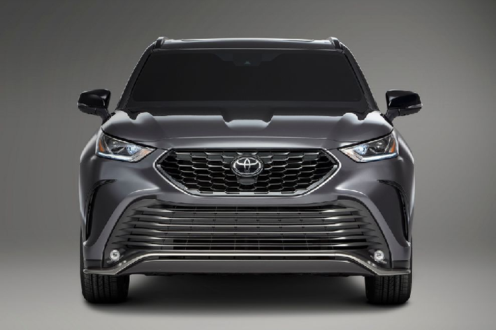 Theo bước chân của người anh em Camry XSE, phiên bản Toyota Highlander XSE 2021 mới với thiết kế nổi bật cùng 1 mặt trước hung hăng với tấm lưới tản nhiệt được sửa đổi và khe hút gió cỡ lớn, đặt thấp hơn. Mẫu xe SUV này cũng sở hữu các đèn chiếu sáng màu và 1 cánh gió bằng kim loại chắc chắn.