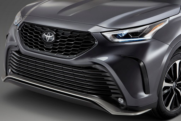 Các chi tiết thể thao tiếp tục trở lại trên chiếc SUV với trang bị mâm xe hợp kim có kích thước lên tới 20 inch, được thiết kế riêng cùng các điểm nhấn màu đen. Khách hàng của Highlander XSE 2021 ngoài ra cùng sở hữu chiếc xe với bộ chia bên mới, đường viền cửa sổ và ốp gương sơn đen tuyền. Cuối cùng, các giá đỡ nóc sơn đen và hệ thống ống xả đôi mạ crom chính là những điểm nhấn còn lại của khu vực ngoại thất.