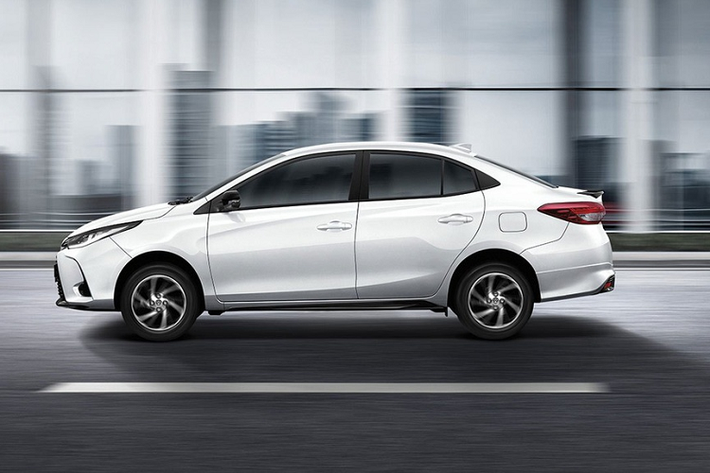 Toyota Thái Lan cũng bổ sung 2 gói trang trí ngoại thất. Gói Shadow Package bổ sung thêm líp cản trước, tem thể thao, tấm chắn gầm và hộp treo đa năng. Gói Flash Package bao gồm líp cản trước, ốp vòm bánh xe, tem thể thao và ốp gương chiếu hậu thể thao.