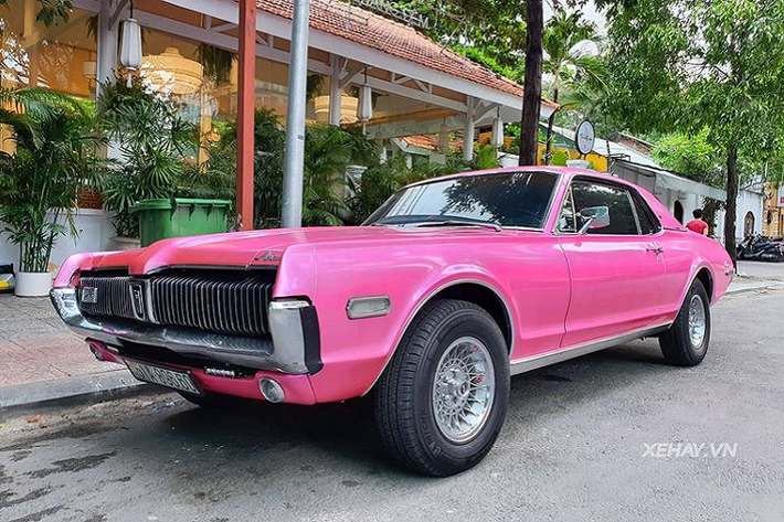 Mercury Cougar XR-7 của Binz thuộc đời 1968, đây là một mẫu xe hàng hiếm ở Việt Nam. Dù đã có hơn 50 năm tuổi đời, chiếc xe này vẫn rất cuốn hút mỗi lần xuất hiện trên phố, nhất là khi nó sở hữu bộ cánh màu hồng siêu nổi bật như hiện tại. Thực ra, trước khi đổi sang "áo hồng", Mercury Cougar XR-7 của Binz đã từng được dán decal đen bóng.