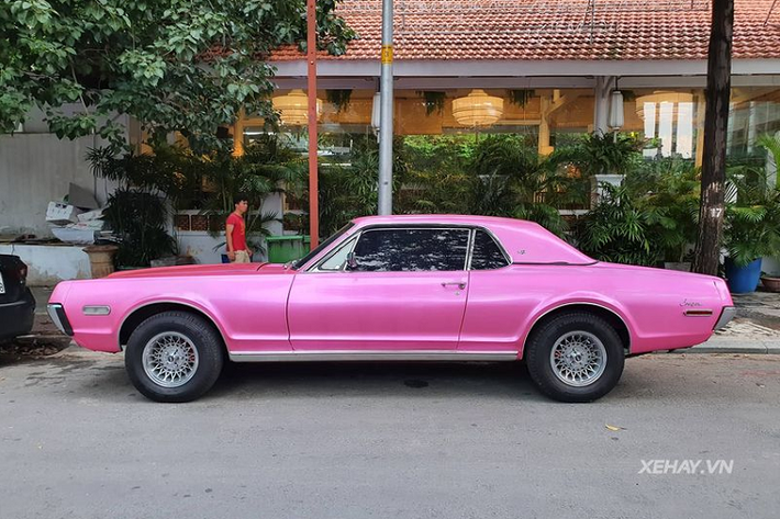 Nổi bật trên chiếc Mercury Cougar màu hồng hiện tại vẫn bộ mâm đa chấu hợp kim màu sáng có thiết kế cổ điển và các chi tiết mạ crôm bóng bẩy như cặp gương chiếu hậu, ốp cản trước, cản sau, cặp ống xả đơn, các thanh dọc trên lưới tản nhiệt, và viền ở khắp xe,…Đây đều là các bộ phận được duy trì từ nguyên bản.