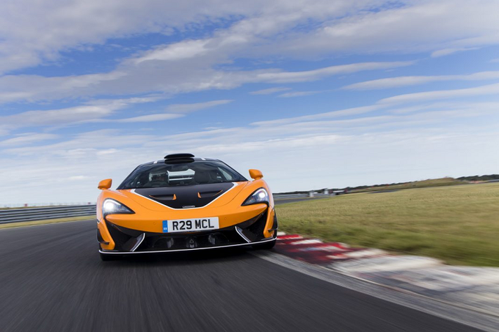 McLaren sẽ bán ra tổng cộng 350 chiếc 620R, hãng sẽ chỉ cung cấp ba màu sơn cơ bản cho chiếc xe này là: đen sọc cam (Onyx Black), trắng sọc cam (Silica White), cam sọc trắng (Mclaren Orange).