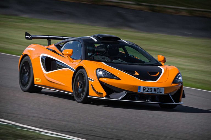 McLaren 620R thế hệ mới đến nay vẫn là chiếc siêu xe mạnh nhất thuộc dòng sản phẩm Sport Series của McLaren. Mẫu xe đua này sở hữu sức mạnh 612 mã lực và mô-men xoắn cực đại 620 Nm, được tạo ra bởi động cơ V8 tăng áp kép, dung tích 3,8 lít (M838TE). Để có được sức mạnh này, các kỹ sư của McLaren tại Working, Anh Quốc đã phải tinh chỉnh lại ECU cũng như bộ tăng áp của động cơ này.