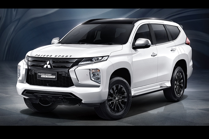 Mitsubishi Pajero Sport Elite Edition 2020 hứa hẹn đem đến ngoại hình độc đáo và nam tính hơn cho các khách hàng. Nhất là ở những chi tiể trang trí màu đen. Theo đó, một số điểm mới của bản Elite Edition so với bản thông thường tại Thái là: Lưới tản nhiệt đen; Logo PAJERO SPORT trên nắp xe, thảm sàn; Logo Elite Edition ở đuôi xe; Ống xả viền thép không gỉ; Bộ mâm 18 inch hợp kim màu đen; Set trang trí cản trước và sau màu đen; Thanh giá nóc màu đen; Cánh gió sau màu đen; Đuôi cá mập trang trí màu đen; Ốp cửa màu nâu; Ghế da nâu; Camera DVR trước...