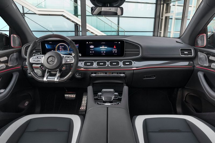 Mẫu xe Mercedes-AMG GLE 63 S Coupe 2021 được trang bị hộp số tự động 9 cấp và hệ dẫn động bốn bánh toàn thời gian 4MATIC, giúp xe dễ dàng tăng tốc từ 0 - 96 km/h chỉ trong 3,7 giây, trước khi cán tốc độ tối đa 280 km/h.