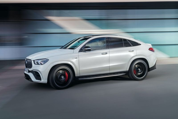 Khả năng hiệu suất ấn tượng kể trên mới chỉ là một nửa sự thú vị của GLE 63 S Coupe 2021, bởi vi chiếc coupe crossover hạng sang của Mercedes còn nhận được khá nhiều tính năng mới để giúp xe nhanh nhẹn và năng động hơn.