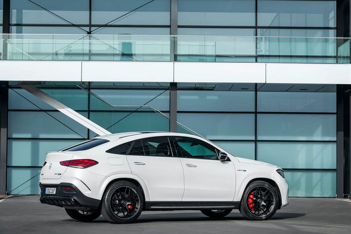 Những nâng cấp về công nghệ của Mercedes-AMG GLE 63 S Coupe 2021 bao gồm hệ thống MBUX với hai màn hình cảm ứng đều có kích thước 12,3 inch, điều khiển bằng giọng nói, các màn hình AMG riêng biệt, định vị MB với thông tin thực về giao thông được cập nhật bản đồ qua mạng trong 3 năm, sạc không dây thông minh, hệ thống âm thanh vòm Burmester, đèn viền nội thất 64 màu, ghế trước thông gió và sưởi cùng tính năng khởi động xe từ xa.