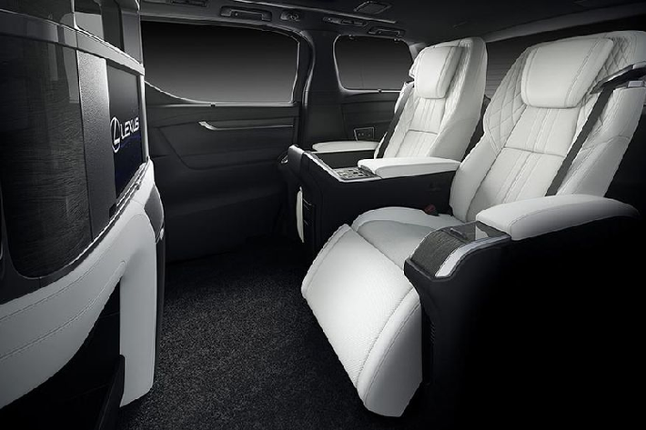 Quay trở lại với phiên bản 4 chỗ ngồi của Lexus LM 2021 mới. Trên phiên bản này, khách hàng sẽ nhận được các nâng cấp như 2 ghế ngồi hạng thương gia ở hàng ghế sau với khoảng để chân cực rộng, bộ ghế này còn có thể ngả thành một chiếc giường êm ái dành cho chủ nhân trong tích tắc.