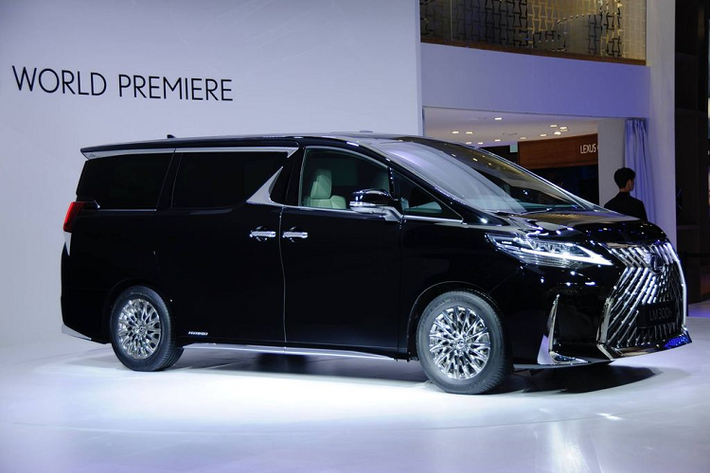 Theo đó, Lexus mới đây vừa chốt giá mẫu xe sang Lexus LM mới phiên bản 4 chỗ ngồi tại thị trường Trung Quốc. Cụ thể, phiên bản "ông chủ" của mẫu MPV này có giá khởi điểm từ 215.000 USD (khoảng 5,1 tỷ đồng), cao hơn đáng kể so với mức giá 171.000 USD (khoảng 4,1 tỷ đồng) của phiên bản 7 chỗ ngồi. Kèm theo đó, người dùng cũng sẽ nhận được một số nâng cấp về tiện nghi dành cho hàng ghế sau.