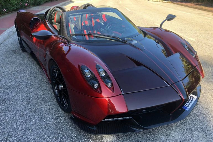 Bên cạnh hai mẫu xe đặc biệt đó, Oleg Egorov còn sở hữu một chiếc Zonda Cinque cùng chiếc Pagani Huayra Roadster đặc biệt này, một trong những chiếc Huayra Roadster có cấu hình cao nhất trên thế giới.