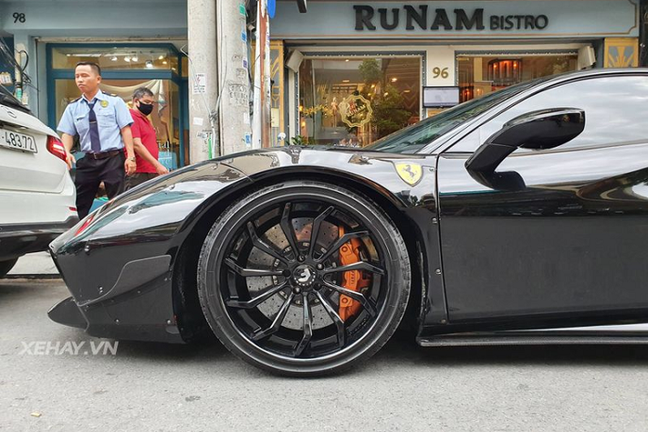 Từ đó, siêu xe Ferrari 488 GTB tới từ nước Ý chỉ mất 3 giây để chạy nước rút từ 0 - 100 km/h trước khi cán tốc độ tối đa 330 km/h.