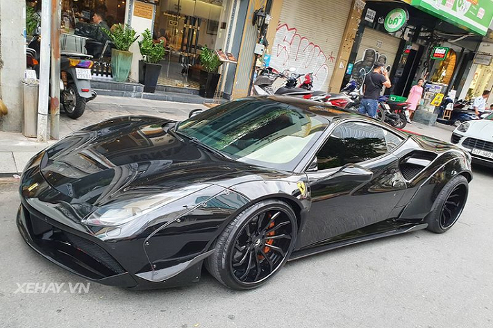 Theo tìm hiểu, siêu phẩm Ferrari 488 GTB trong bài viết đã được chủ nhân trang bị gói độ Liberty Walk kết hợp với lớp dán đề-can màu đen huyền bí thay cho màu đỏ nổi bật trước đó. Chiếc xe này từng qua tay một vài đời chủ nhân và mới về tay một đại gia ở Sài Gòn vào hồi tháng 4 vừa qua. Nếu là fan mê xe tại Việt Nam, chắc hẳn bạn sẽ nhận ra đây chính là chiếc Ferrari 488 GTB đã từng tham gia hành trình siêu xe từ TP.HCM lên Đà Lạt cách đây một thời gian.