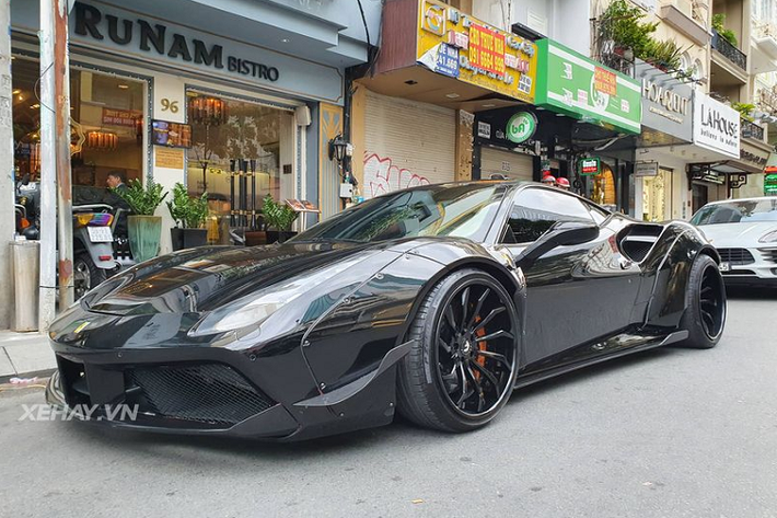 Đặc biệt, xe cũng đã được loại bỏ cánh gió đuôi của Novitec thay vào đó là dạng cánh gió Ducktail của Liberty Walk, đem đến cho chiếc xe có một cái nhìn khác hơn và đậm chất Liberty Walk hơn.