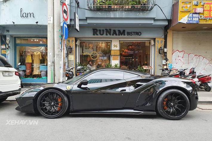 Chiếc Ferrari 488 GTB trong bài viết từng trải qua khá nhiều lần đổi màu ngoại thất, trong đó có các màu nổi bật như màu đỏ cùng hoạt tiết mặt trời Nhật Bản, màu xanh lá rực rỡ và nay là màu đen huyền bí Sở hữu gói độ Liberty Walk, chiếc 488 GTB này mang tới cái nhìn hầm hố và mạnh mẽ hơn đáng kể.