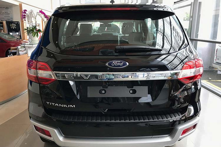Phần đuôi xe Everest mới không đổi, vẫn sở hữu cụm đèn hậu dạng LED bắt mắt được nối liền bởi thanh nẹp chrome to bản, cản sau thiết kế kiểu tương đồng với cản trước và bao bọc lấy hai mảng đèn phản quang. Hãng xe ôtô Ford cũng không quên điểm thêm đuôi lướt gió nhằm tăng tính khí động học và nét thể thao cho chiếc SUV mới này.