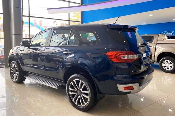 Các đại lý Ford hiện tại xe đã có sẵn để giao ngay cho khách hàng trước Tết Nguyên đán 2020. Các nhân viên bán hàng cũng chia sẻ, giá xe Ford Everest 2020 phiên bản 2.0L Titanium AT 4x2 2020 bản nâng cấp mới hiện đang được niêm yết từ 1,181 tỷ đồng, tăng nhẹ 4 triệu đồng so với trước đó (1,177 tỷ đồng).