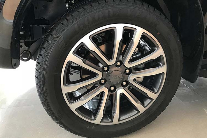 Xe sở hữu thiết kế vững chãi đặc trưng của dòng SUV thương hiệu Mỹ, đồng thời vẫn phản phất nét lịch lãm của một chiếc xe đô thị vốn đã được đánh giá cao ngay từ khi mới ra đời. Bản Titanium hai cầu sử dụng vành hợp kim nhôm đúc thiết kế dạng 6 chấu kép kích cỡ 20 inch trong khi các bản tiêu chuẩn sử dụng vành hợp kim 18 và 17 inch.