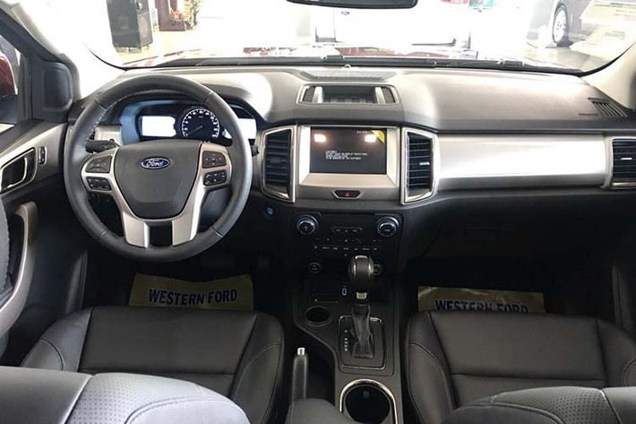 Bên trong không gian rộng rãi của Ford Everest 2020 cũng không thay đổi nhiều so với phiên bản hiện đang bán tại Việt Nam. Các trang bị đáng chú ý như nội thất da, vô lăng 3 chấu thể thao, cửa sổ trời lớn, ghế trước điều chỉnh điện 8 hướng, cửa hậu tự động điều chỉnh bằng điện...