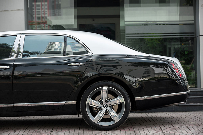 Tốc độ tối đa mà Mulsanne Speed có thể đạt được lên tới 306km/h, tức nhanh hơn 10km/h so với bản tiêu chuẩn. Bentley Mulsanne Speed còn được trang bị chế độ lái thể thao, giúp tăng cảm giác lái cho người điều khiển.