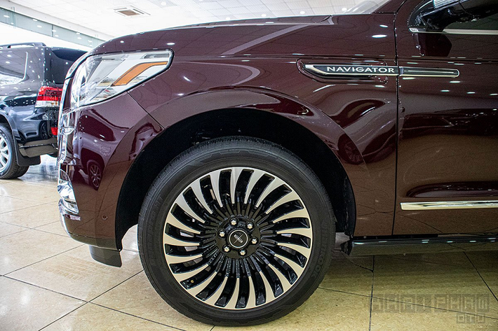 Về thiết kế, Lincoln Navigator Black Label sở hữu ngoại thất "khủng long" đúng chất Mỹ với kích thước tổng thể lớn khiến chiếc xe trở nên bề thế. Đầu xe khá quen thuộc với lưới tản nhiệt hình thanh đan xen, phần viền mạ crom giúp Lincoln Navigator trở nên sang trọng hơn, logo thương hiệu ở vị trí trung tâm và có thể phát sáng vào ban đêm.