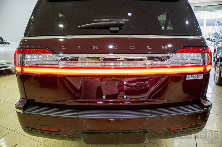 Hệ thống đèn chiếu sáng của chiếc SUV thương hiệu Mỹ được trang bị công nghệ LED toàn phần, đèn pha là 2 bóng Projecter cùng 2 dây LED định vị ban ngày thiết kế tương đối ưa nhìn. Ngoài ra, xe có phần cản trước mạ bạc kết hợp màu ngoại thất xe và màu đen cùng cảm biến hỗ trợ việc lái xe.