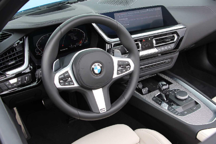 Ở phiên bản sDrive30i, BMW Z4 sử dụng động cơ 4 cyl thẳng hàng dung tích 2.0L tăng áp cho công suất tối đa 255 mã lực và mô-men xoắn cực đại 345Nm. Sức mạnh được truyền xuống cầu sau (RWD) thông qua hộp số tự động 8 cấp (ZF). Nhờ đó, chiếc mui trần cỡ nhỏ nhà BMW có thể tăng tốc từ 0 – 100km/h chỉ trong vòng 5,2 giây trước khi đạt tốc độ tối đa 250 km/h.