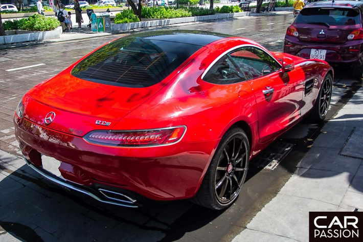 Xe có thể đạt tốc độ tối đa lên tới 310km/h. Khi ra mắt tại thị trường Việt Nam vào năm 2015, giá xe Mercedes-AMG GT-S bán ra chính hãng lên tới 9,145 tỷ đồng, nó là đối thủ đáng gờm của Porsche 911, Audi R8 hay Aston Martin V8 Vantage.