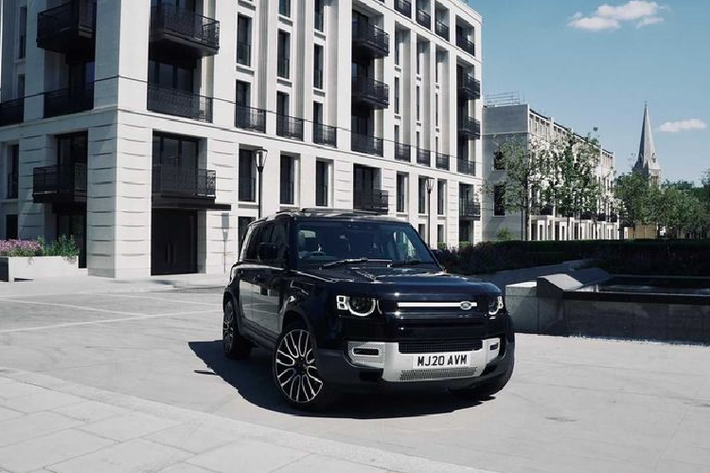 Kahn hiện đang bán bản độ Land Rover Defender 2020 với giá 69.999 bảng Anh (khoảng 2,069 tỷ đồng). Ngoài các nâng cấp của Kahn, chiếc xe off-road cao cấp còn tự hào với hệ thống âm thanh Meridian, ghế lái chính điện 12 chiều, có sưởi, có ghi nhớ vị trí và cửa sổ trời toàn cảnh. Nói một chút về Land Rover Defender 2020, các đơn giao hàng của Defender 110 đã bắt đầu diễn ra ở Mỹ, xe có giá khởi điểm từ 49.900 USD (1,164 tỷ đồng), chưa gồm phí vận chuyển 1.025 USD (23,9 triệu đồng).