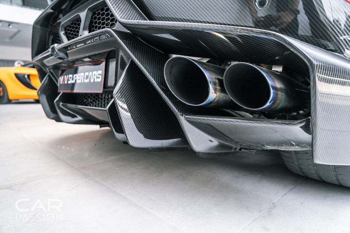 Chiếc Lamborghini Huracan LP610-4 này bản thân cũng là một chiếc Huracan độc đáo khi là chiếc duy nhất tại Việt Nam sở hữu khoang nội thất được phối màu theo phong cách sang trọng. Nội thất của xe được bọc da màu Sabbia Nefertem ở các chi tiết như ghế ngồi, bệ tì tay trung tâm, bảng táp-lô,… và chỉ khâu tương phản đồng màu.