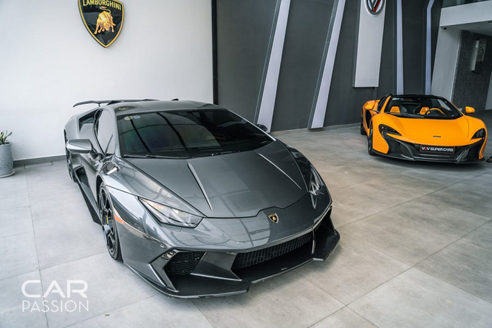 Với gói độ đến từ thương hiệu Vorsteiner, chiếc xe được trang bị phần cản trước mới với hốc gió lớn, lip hông cũng như phần đuôi mới được làm hoàn toàn bằng sợi carbon. Ngoài ra, gói độ này còn đem đến cho chiếc xe hốc tản nhiệt dạng mang cá trên vòm bánh trước. Chiếc xe còn sở hữu cánh gió cỡ lớn được làm bằng carbon ở phía đuôi xe. Những chi tiết nâng cấp này của Voirsteiner có giá bán tại Mỹ lên đến 24.500 USD (tương đương 569 triệu đồng).