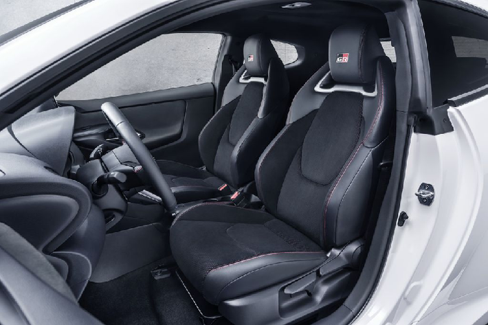 Về ngoại thất, chiếc supermini Nhật Bản xuất hiện với kiểu thiết kế 3 cửa thể thao, một tấm mái dốc và cửa sổ không viền. Một loạt điểm nhấn thể thao phải kể tới như khe hút gió cỡ lớn phía trước, cụm ốp bánh xe gân guốc, bộ mâm 18-inch, cánh lướt gió gắn nóc và bộ khuếch tán tích hợp 2 bô xe thể thao đặt đối xứng.