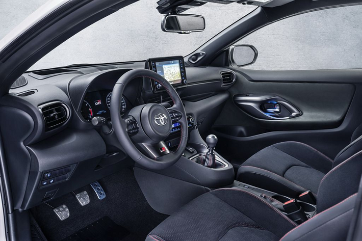 Với trọng lượng ướt 1.280 kg và tỉ lệ 4,9 kg/ 1 mã lực, GR Yaris có khả năng cán mốc 100 km/h từ vạch xuất phát chỉ trong chưa đầy 5,5 giây trước khi đạt vận tốc tối đa giới hạn điện tử - 230 km/h.
