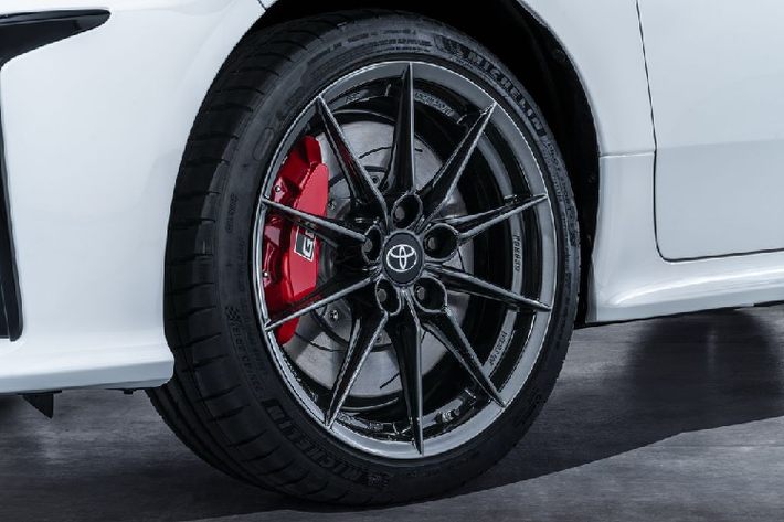 Ngoài ra với gói trang bị Circuit, người dùng sẽ có thêm 2 vi sai chống trượt Torsen. Các nét thay đổi khác còn đến từ một hệ thống treo tinh chỉnh hiệu năng, bộ mâm rèn 18-inch và lốp xe Michelin Pilot Sport 4s kích cỡ 225/40.
