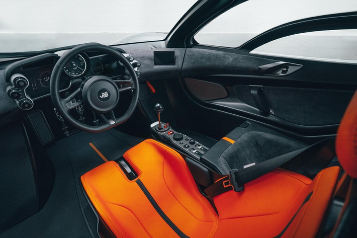 Điểm nhấn còn lại trong thiết kế của Gordon Murray T.50 là cánh gió đuôi và các tấm ốp gầm chủ động. Mẫu siêu xe này có đến 6 chế độ khí động lực học, bao gồm Auto, High Downforce, Streamline, Braking, Test và V-Max Boost. Trong đó, chế độ V-Max Boost ra đời để tối ưu hóa hiệu suất vận hành và tăng công suất tối đa của xe lên 690 mã lực.