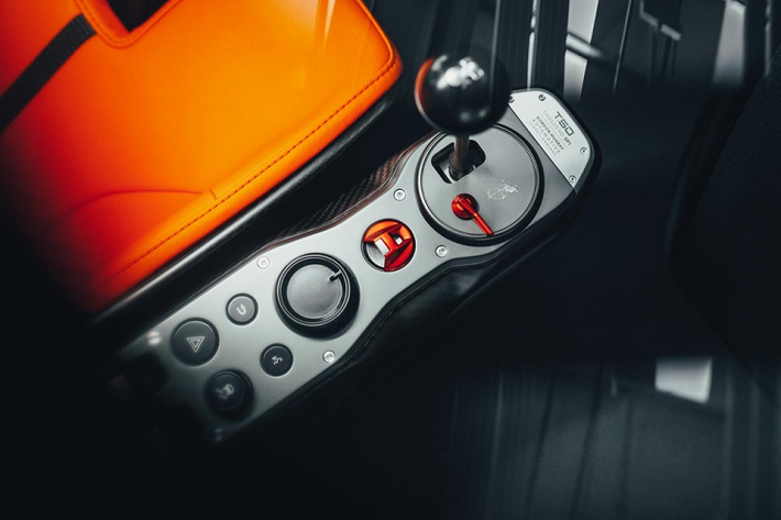 Bước vào bên trong Gordon Murray T.50, người lái sẽ thấy ghế lái được đặt ở vị trí gần như giữa xe, tương tự phong cách của McLaren F1. Bên cạnh là ghế dành cho hành khách, nằm sau cụm điều khiển trung tâm. Trên cụm điều khiển trung tâm này là cần số bằng titan và các nút chỉnh hệ thống thông tin giải trí.