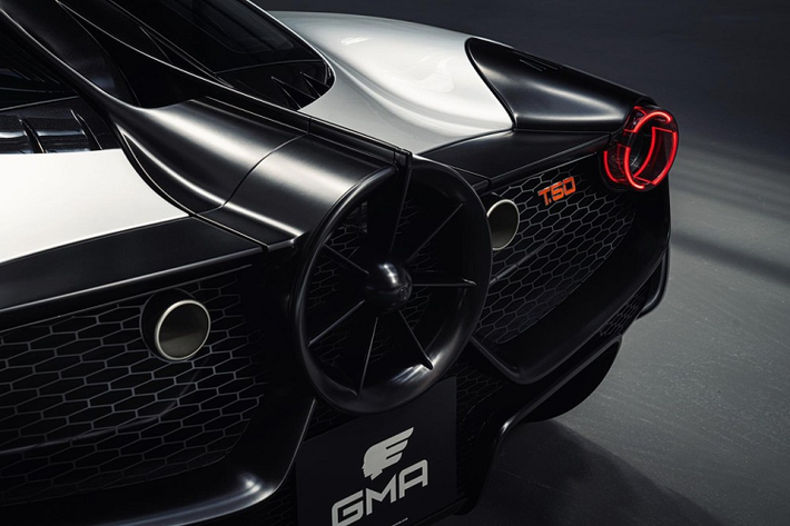 Không hổ là siêu xe, Gordon Murray T.50 mang trên mình thân vỏ bằng sợi carbon có thiết kế mượt mà, khí động lực học. Tiếp đến là bộ vành hợp kim có đường kính 19 inch trước, 20 inch sau, đồng hành với lốp Michelin Pilot Sport 4 S. Đằng sau bộ vành trước là cùm phanh 6 piston, ôm lấy đĩa phanh gốm-carbon với đường kính 370 mm. Trong khi đó, bánh sau đi với đĩa phanh 340 mm và cùm phanh 4 piston.