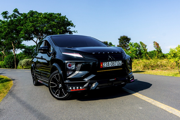 Chủ nhân của chiếc MPV Mitsubishi Xpander tại Hà Giang vượt quãng đường gần 4.000 km để mang xe vào TP.HCM nâng cấp ngoại hình. Chiếc xe được độ lại bodykit khiến ngoại hình trở nên hầm hố hơn.