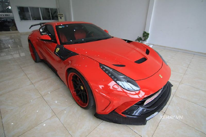 Siêu xe Ferrari F12 Berlinetta là một trong những chiếc xe đáng chú ý nhất ở showroom, với bodykit thân rộng của hãng độ Duke Dynamics đến từ Canada.