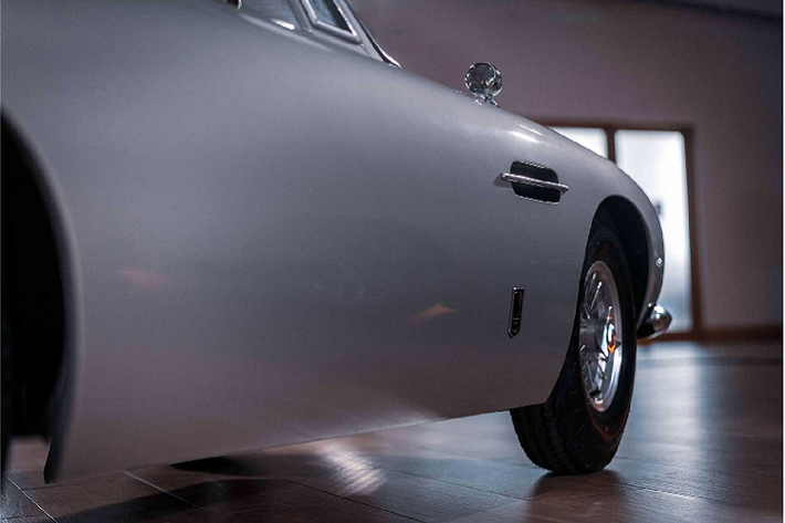 Giá xe Aston Martin DB5 Junior phiên bản "nhi đồng" này có giá khởi điểm 35.000 bảng Anh (tương đương 1,08 tỷ đồng), trong khi bản mạnh hơn DB5 Vantage Junior có giá từ 45.000 bảng Anh (tương đương 1,39 tỷ đồng).