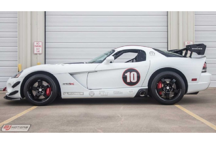 Những nâng cấp ngoại thất của xe Dodge Viper ACR-X được trang bị thêm nhằm giúp nó có thể tạo ra lực ép tốt hơn khi di chuyển trên đường đua, điển hình là bộ cánh mang mới và cánh gió phía sau.